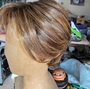 Woman's short wig